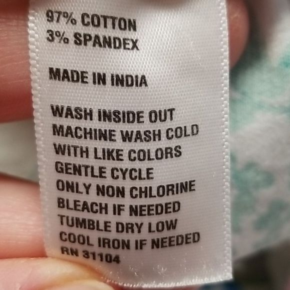 {Crown & Ivy} Flower Print Scalloped Shorts - Picture 8 of 8